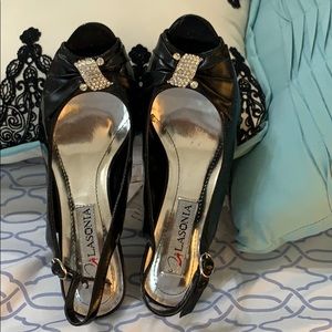 Blank heels sandals with diamonds on top